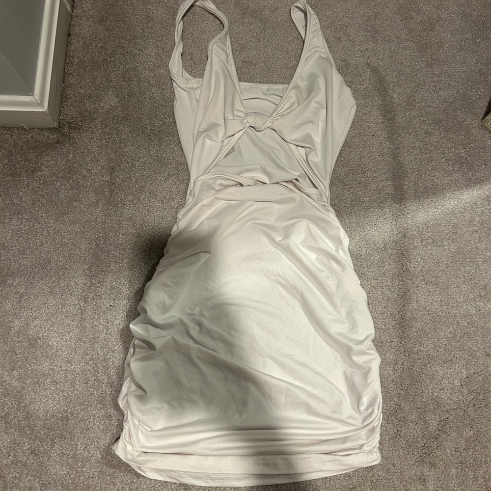 Elegant Cream/white Sleeveless Dress
